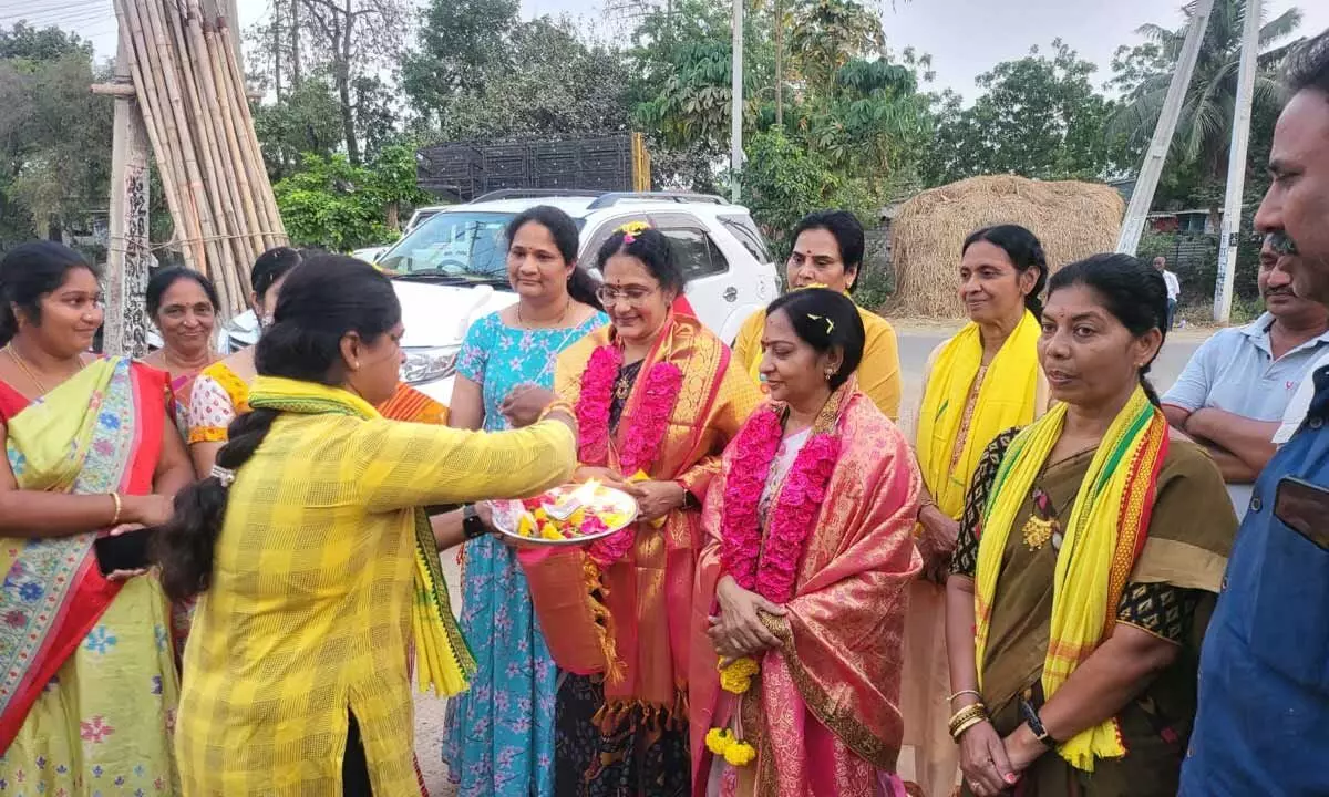 Yarlagadda Venkatraos wife campaigns in Ramavarappadu village