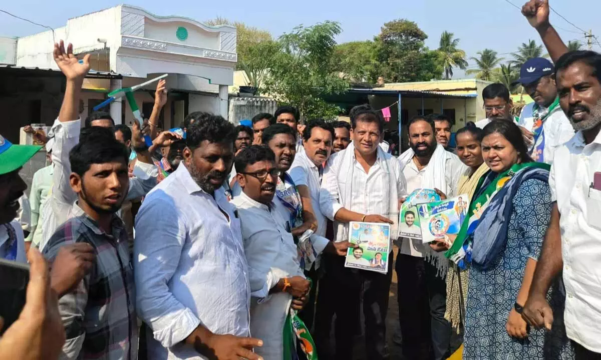 TN Deepika participates in election campaign in Hindupur rural mandal