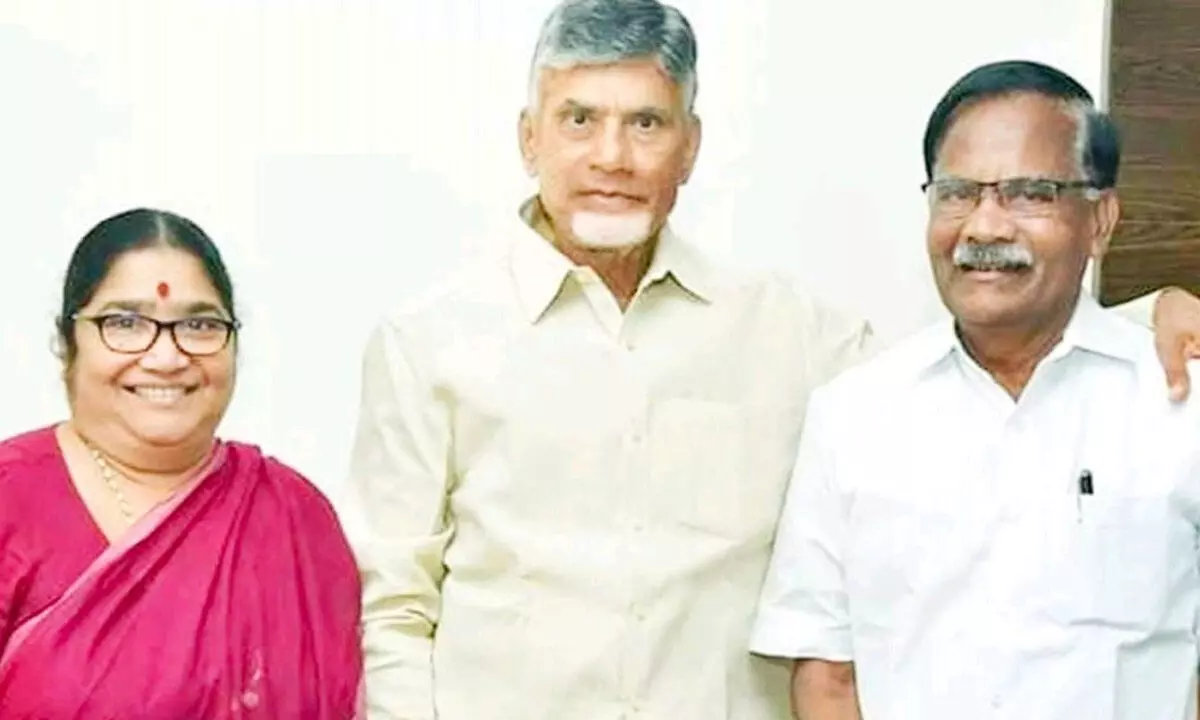 TDP dissident leaders Gunda Lakshmidevi and her husband Gunda Appala Surya Narayana with party chief N Chandrababu Naidu