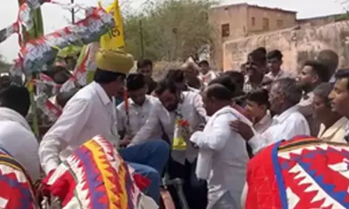 INDIA bloc candidate Beniwal campaigns on bullock cart in Nagaur