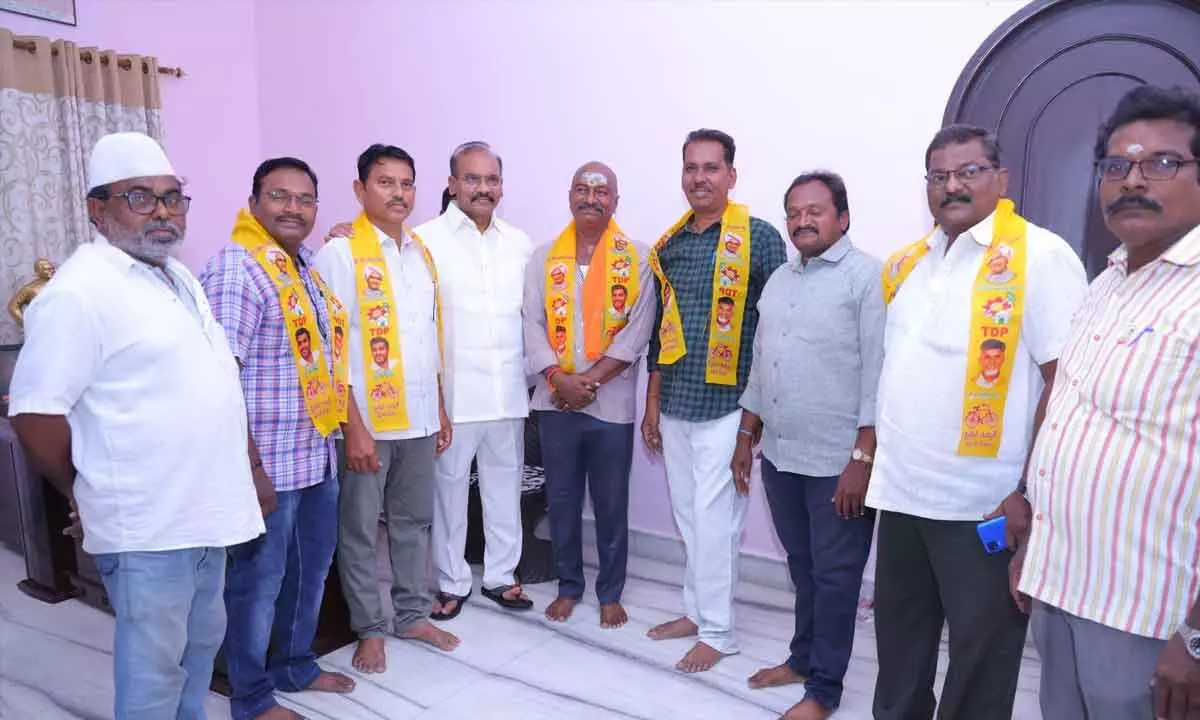 YSRCP cadre joins in TDP in Chilakaluripet town