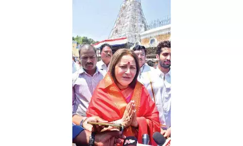 Former MP Jayaprada visits Tirumala