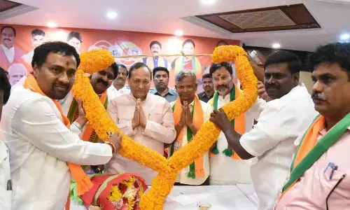 BJP party leaders felicitating party national general secretary and State Election in-charge Arun Singh and Parliament candidate Varaprasad with a huge garland in Tirupati on Thursday