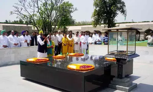 New Delhi: Sanjay visits Rajghat, offers prayers at temple