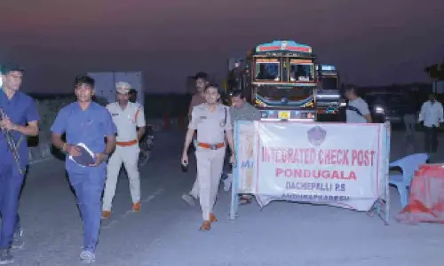 Narasaraopet: SP inspects inter-state check-post