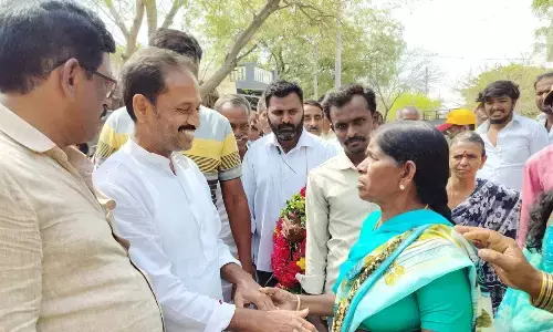 Kandikunta Venkata Prasad seeks votes from people in Kadiri