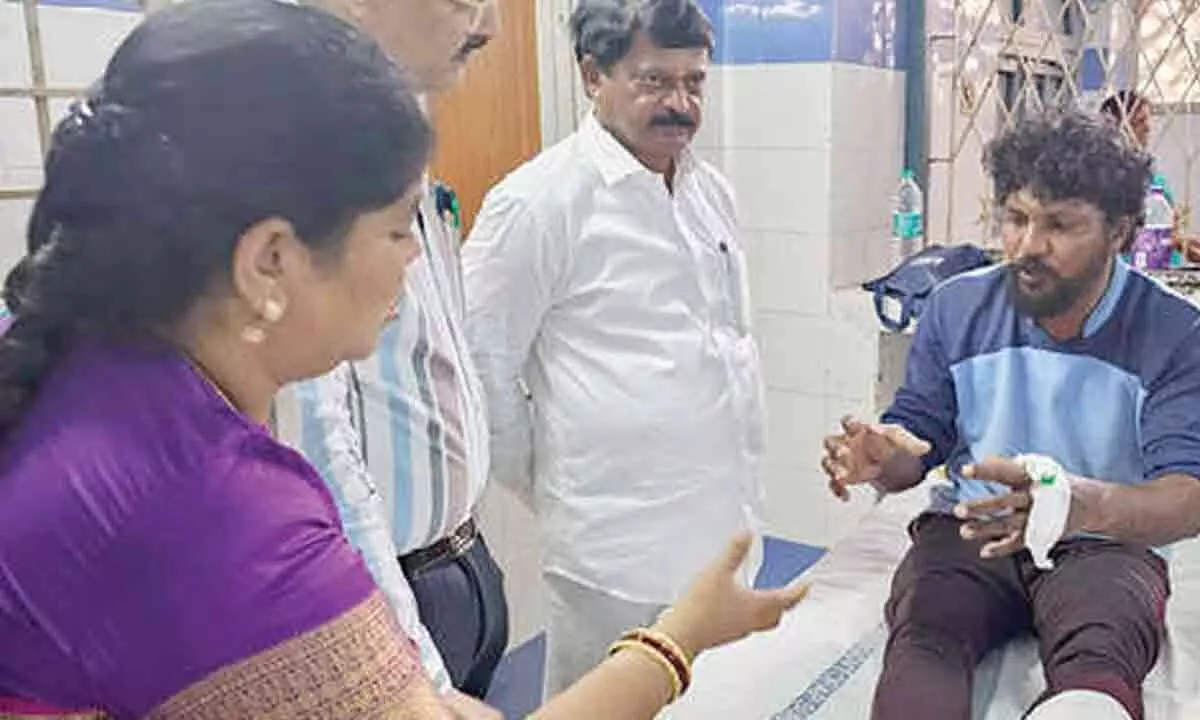 Visakhapatnam: Mayor offers solace to boat accident victims at KGH