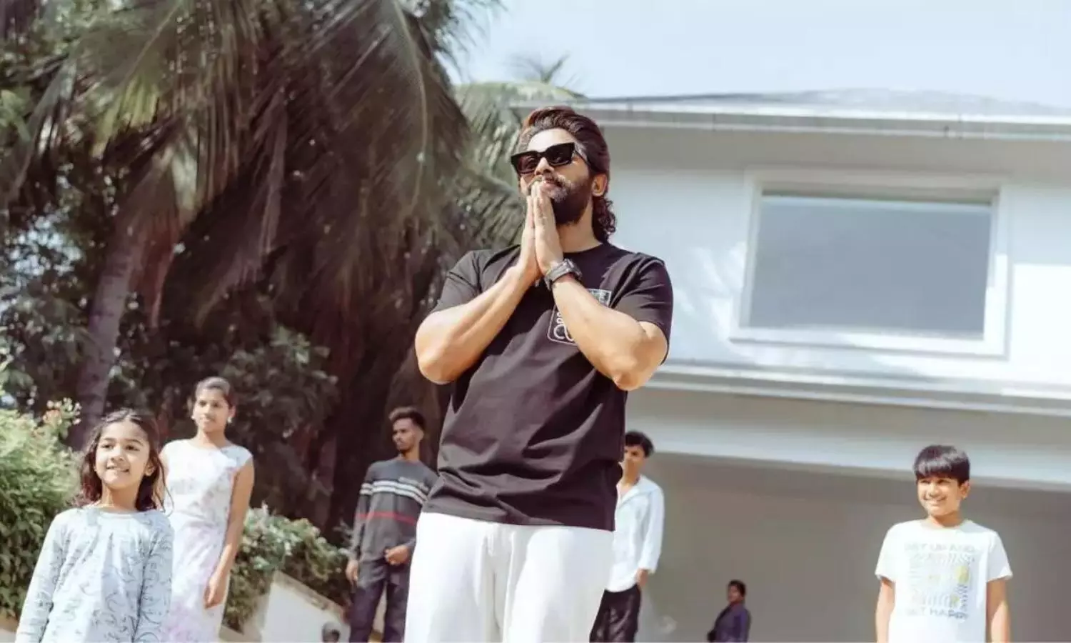 Viral Video: Fans Flock to Allu Arjun’s House for Early Birthday Wishes!