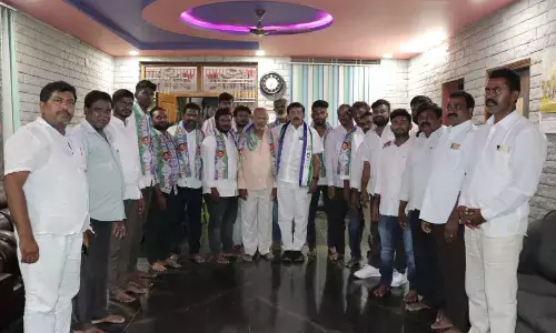 Ten families from Varikuntapadu mandal joins YSRCP