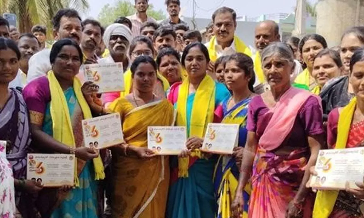 Paritala Sunitha along with party activists campaiging on 6 guarantees of TDP alliance parties  in Raptadu