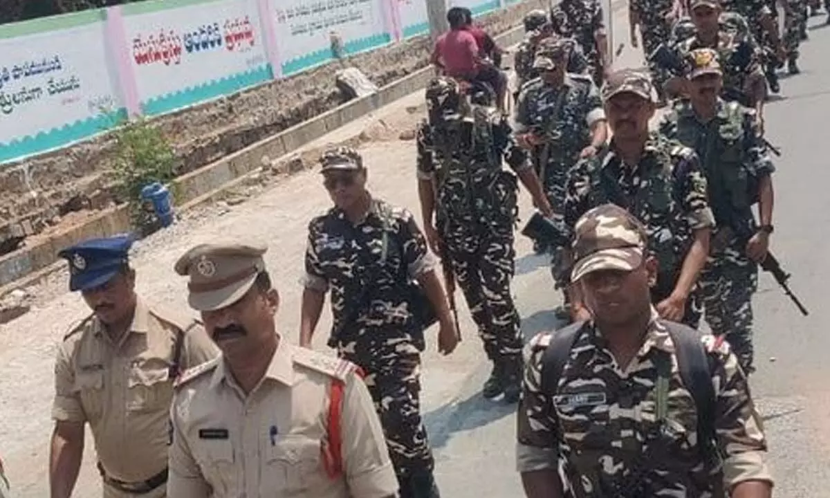 Kadapa Two Town SI Sanjiva Rayudu leading a flag march of police personnel and members of Sashastra Seema Bal in Chilakalabavi area in Kadapa on Tuesday