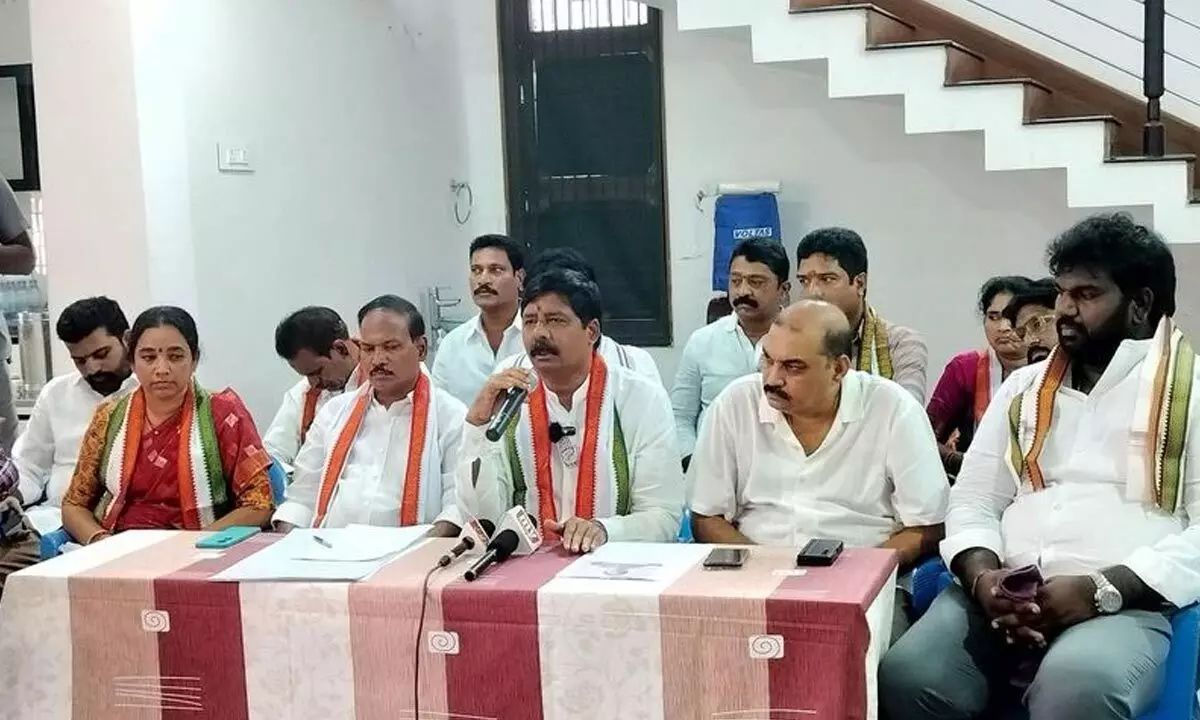 Rajahmundry Congress MP candidate Gidugu Rudra Raju speaking at a media conference in Rajamahendravaram on Tuesday