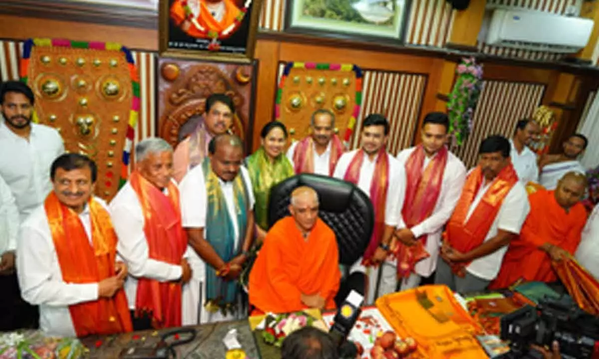 NDA candidates in Ktaka meet Vokkaliga seer in Bengaluru, take blessings