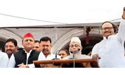 Eid brings warring politicians together at Eidgah