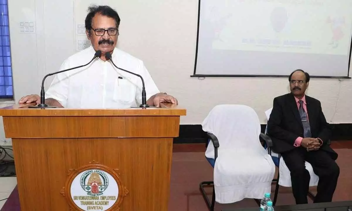 Motivational expert Satya Nagesh addressing TTD staff at a training programme at SVETA in Tirupati on Thursday