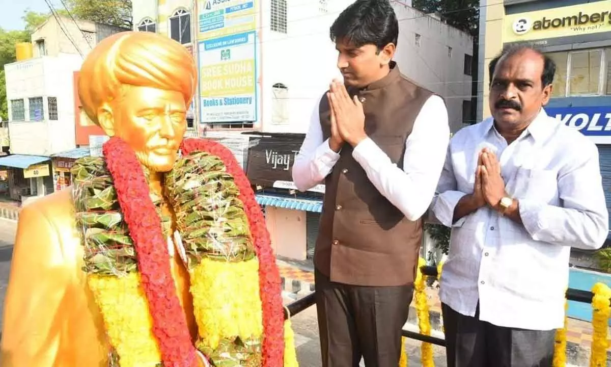 Tirupati: Tributes paid to Jyotirao Phule