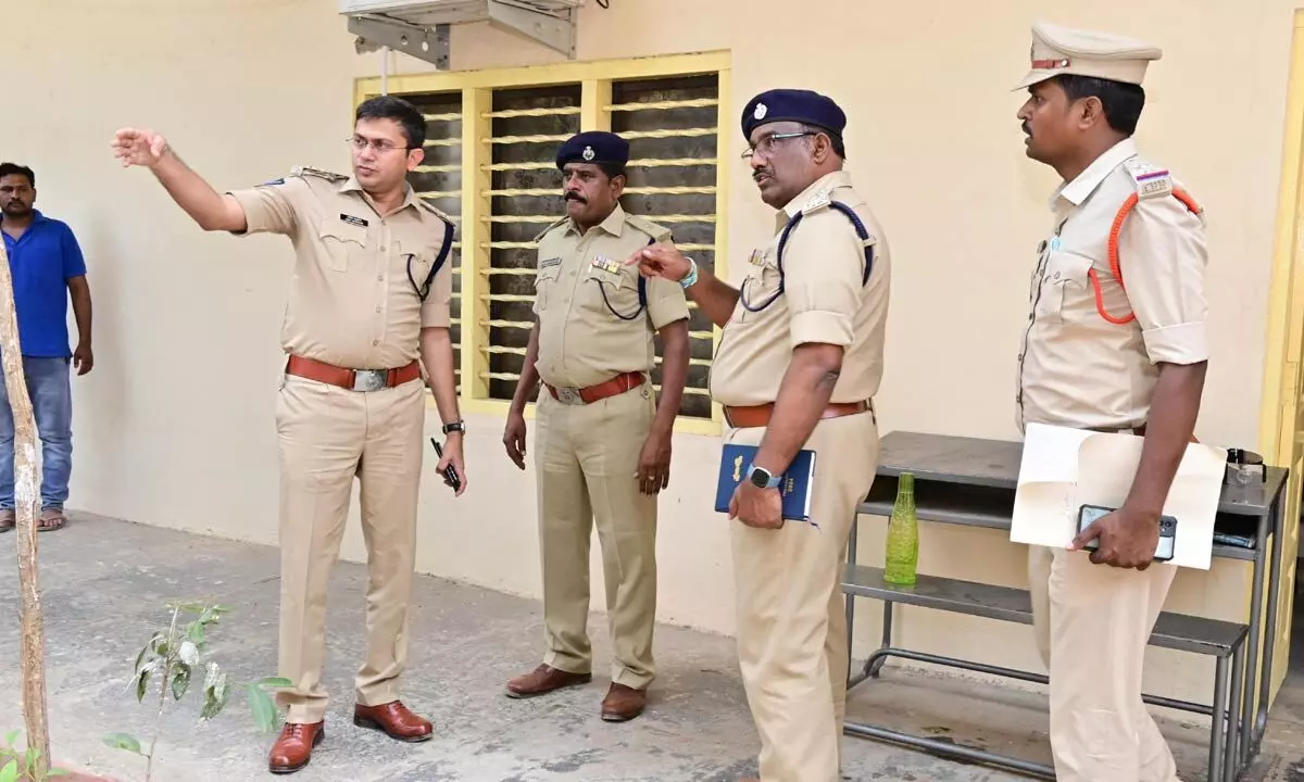 SP Amit Bardar inspected strong rooms in district center and reviewed the security arrangements