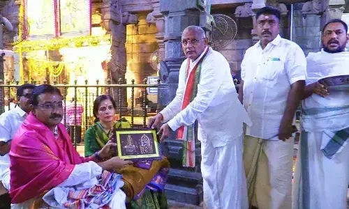 Srikalahsti Devasthanam EO SV Nageswara Rao presenting photo lamination of Srikalahastheeswara Swamy to CEO Mukesh Kumar Meena on Thursday