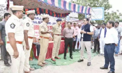 AP CEO MK Meena inspecting Guntur-Prakasam check post at Gundlapalli on Thursday
