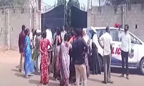 2BHK beneficiaries protest in front of former CM KCR’s farmhouse