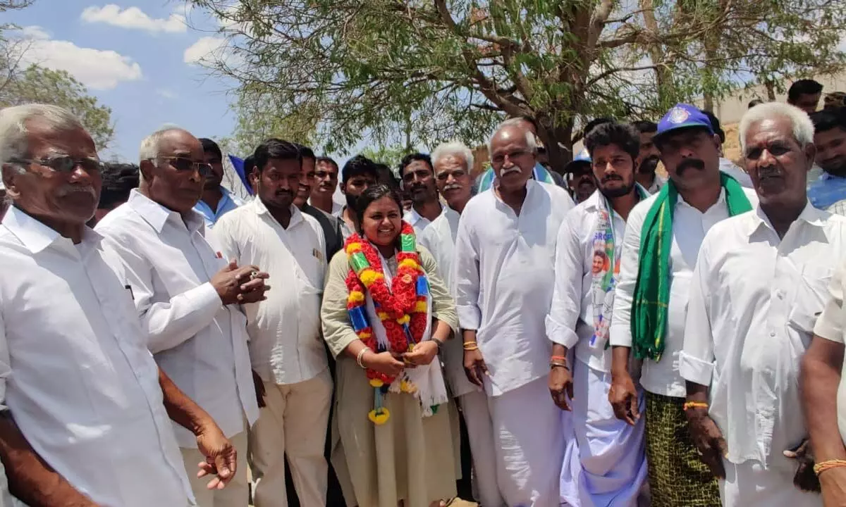 TN Deepika campaigns in Chagaleru and Palagalapalli Gram Panchayats in Hindupuram