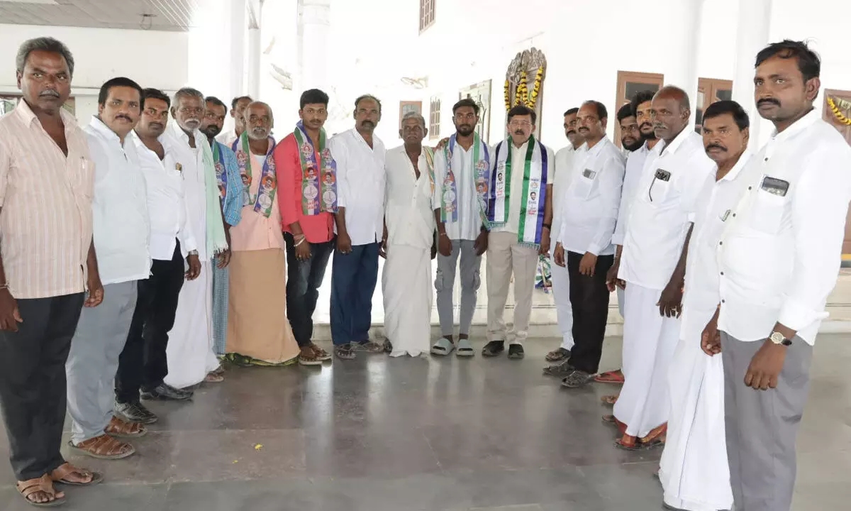 25 families from TDP joins YSRCP in Ganeshwara Puram Panchayat of Varikuntapadu Mandal