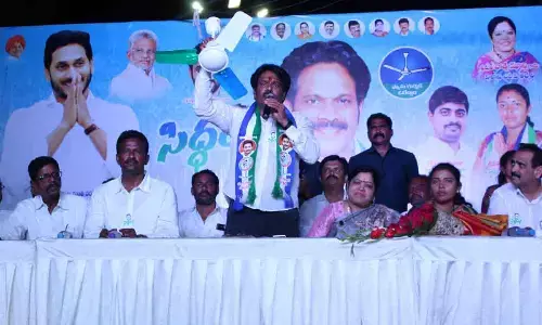 MVV Satyanarayana campaigns in  Pedda Waltair Dalaivari Street
