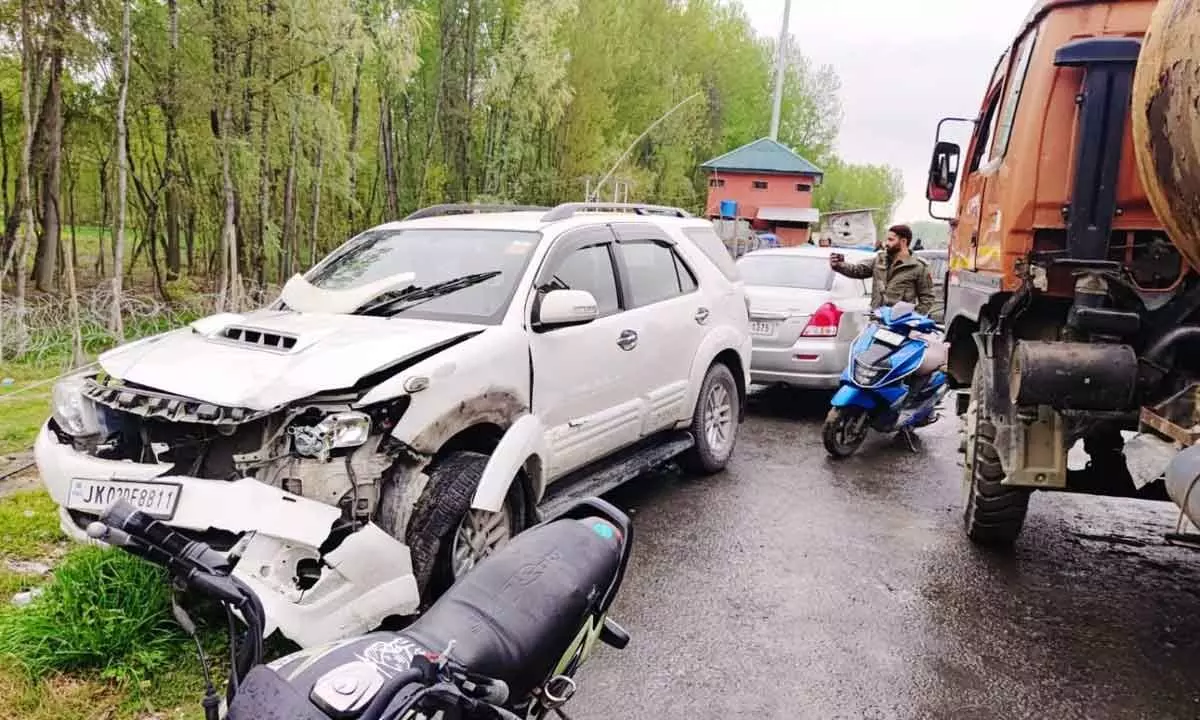 J&K: Woman killed, seven injured in Pulwama road accident