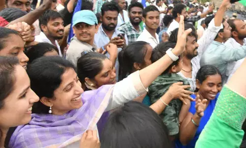 YS Bharati express solidarity to YS Jagans bus yatra in Tadepalli