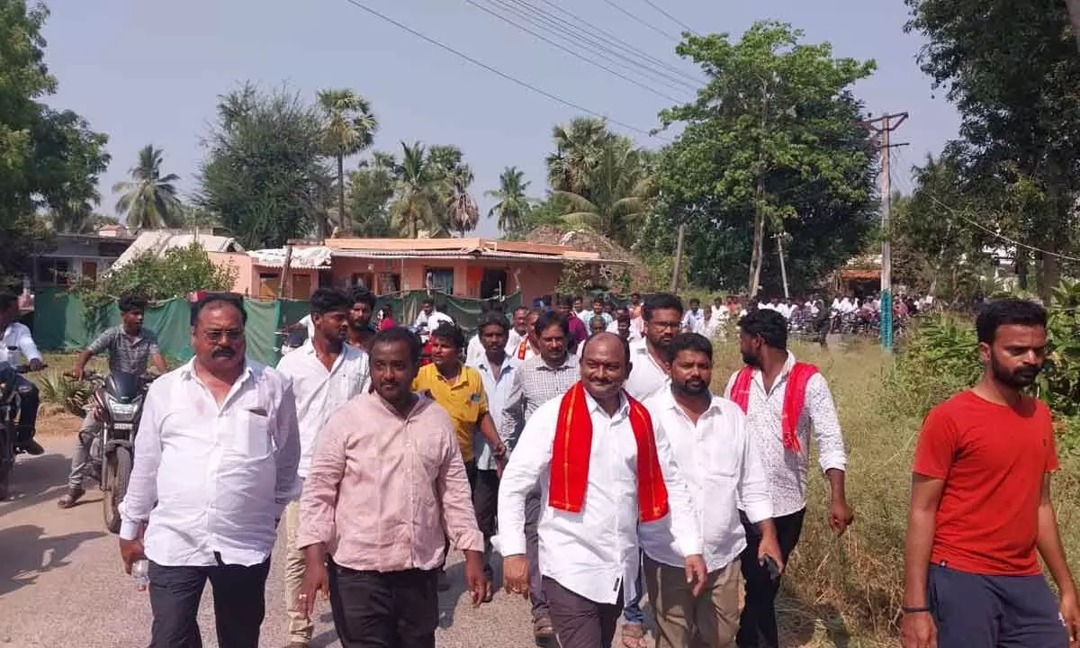 JSP leader V Srinivasa Rao along with his supporters in Avanigadda