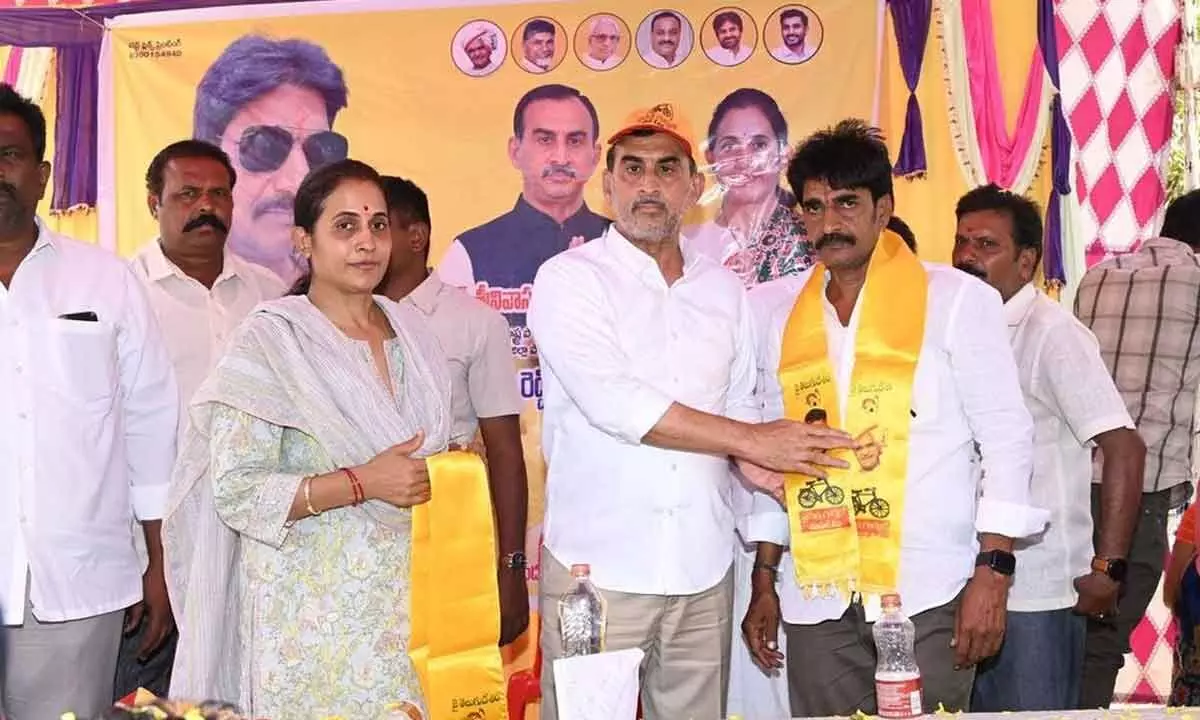 TDP district president R Srinivasa Reddy and party Kadapa in-charge R Madhavi Reddy welcoming people into TDP at 5th divison in Kadapa on Sunday