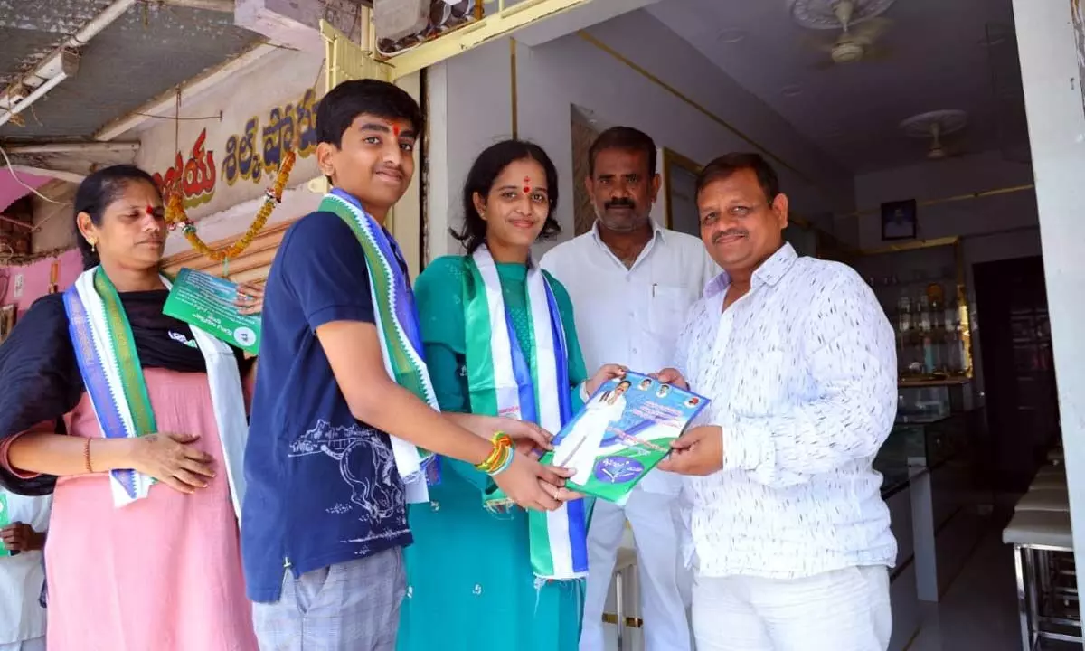 MLA Bolla Brahmanaidus Family Members Campaign in 25th Ward of Vinukonda Town