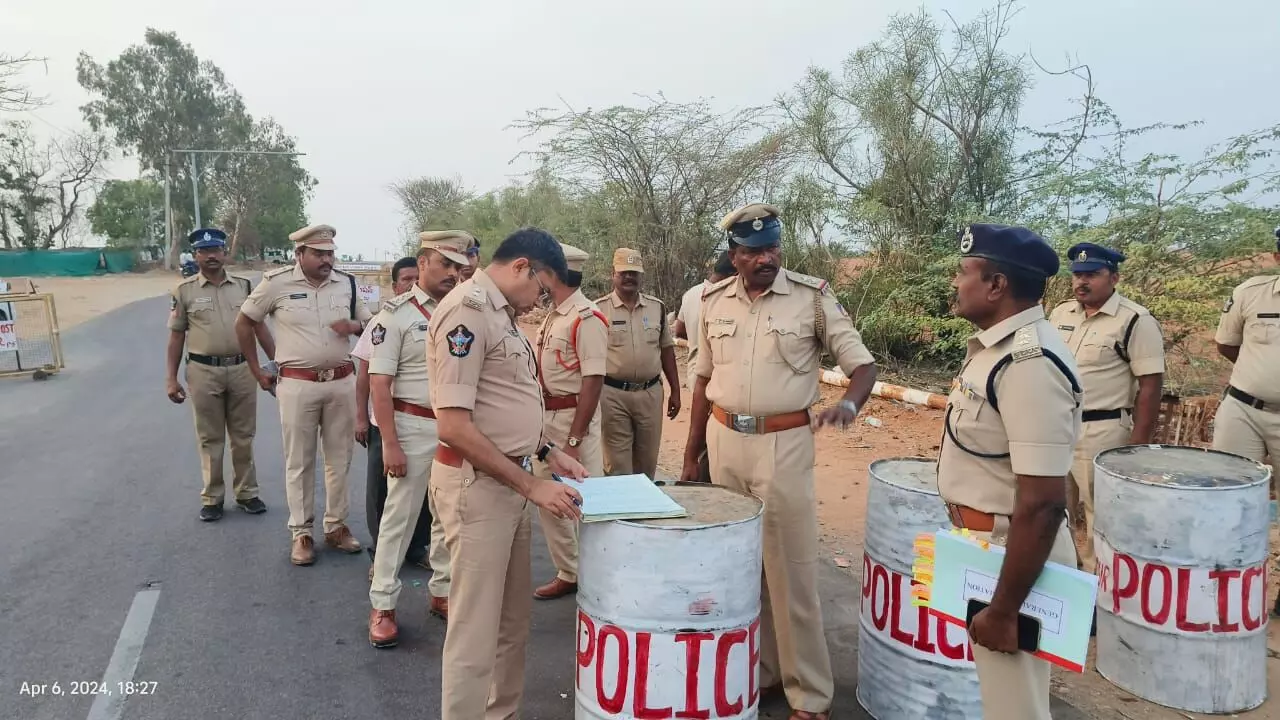 Anantapur SP leads joint operation with Karnataka police on illicit liquor