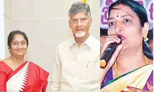 Two women fighting to capture Penukonda