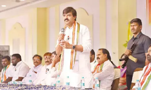 Challa Vamsichand Reddy gains support at Shadnagar meeting