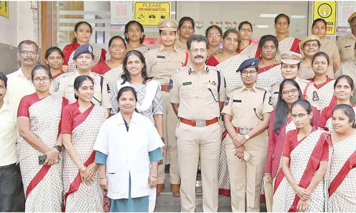 Hyd CP felicitates staff of SHE Teams, Bharosa