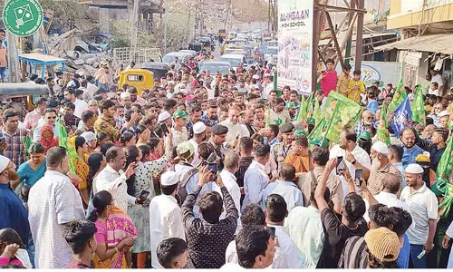 Akbar Owaisi chants MIM mantra: Kaam Dekho aur Patang ko vote do