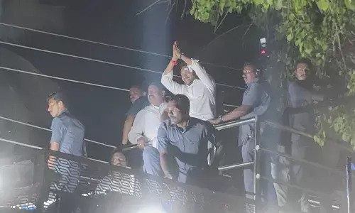 YS Jagan Mohan Reddy receives overwhelming support in Ravipadu village during bus yatra