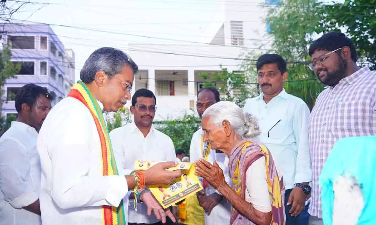 MLA Vasantha Krishnaprasad Leads Door-to-Door Campaigning in Kondapalli Municipality