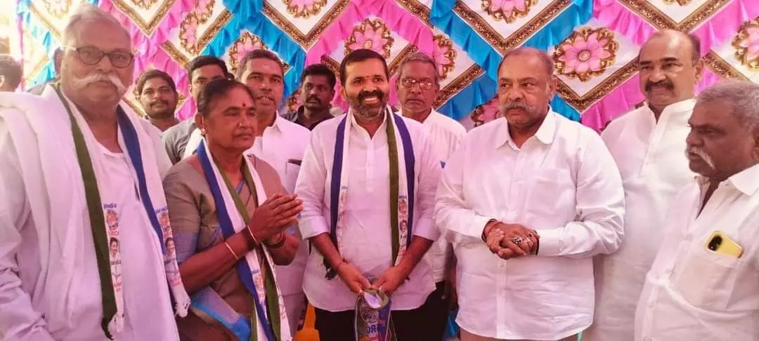 Major setback for TDP as 75 families in Ramachandrapuram village join YSRCP in Allagadda