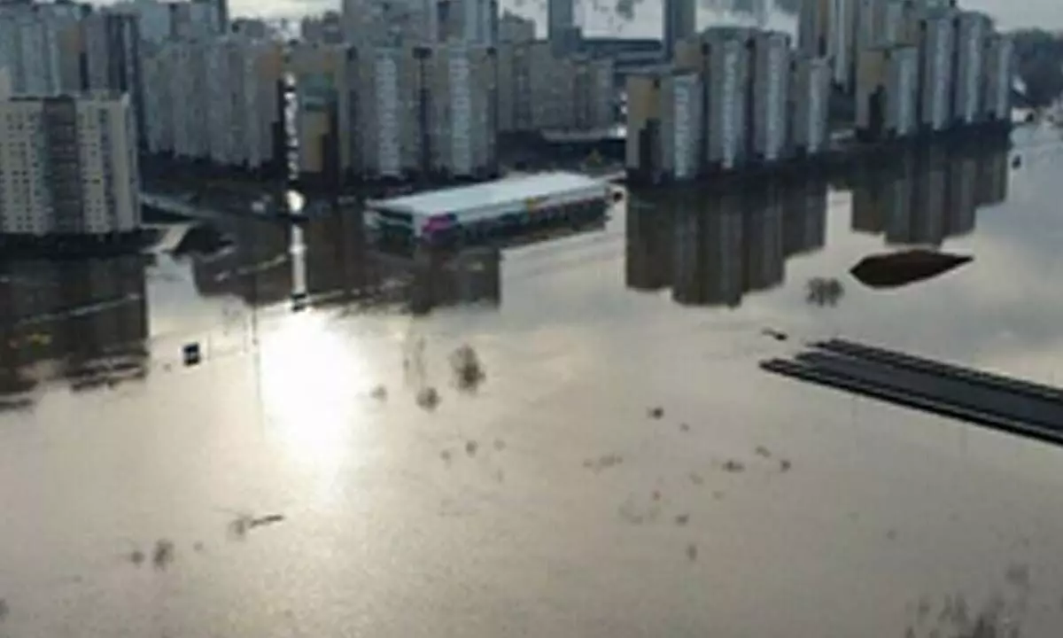 Russian regions fight flood as water levels remain high