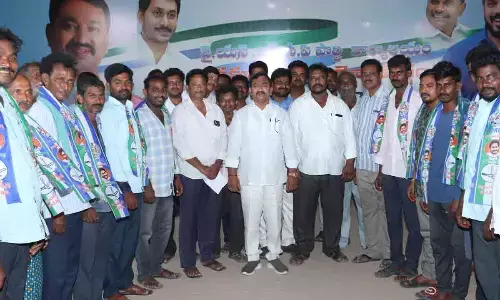 MLA Namburu Shankara Rao Welcomes Muslim Brothers to YSRCP