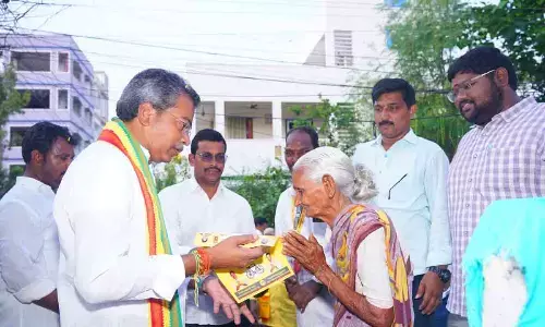 MLA Vasantha Krishnaprasad Leads Door-to-Door Campaigning in Kondapalli Municipality