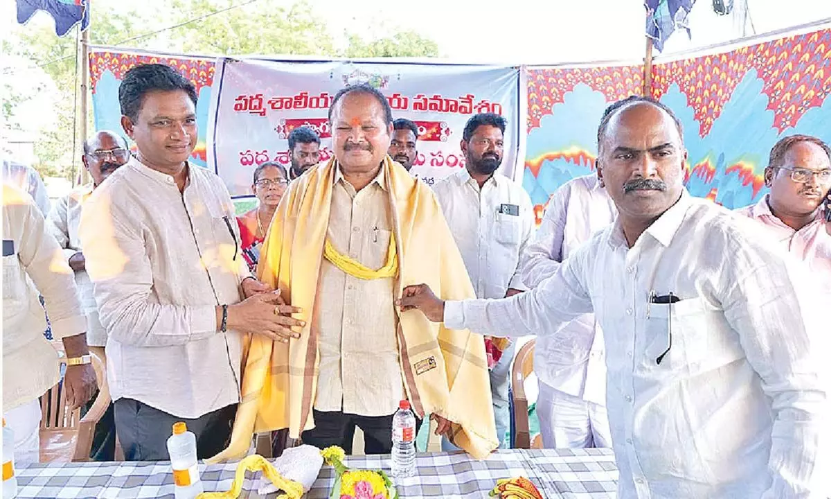 Padmasali Sangham leaders felicitating TDP candidate for Sattenapalli Assembly constituency Kanna Lakshminarayana in Sattenapalli on Thursday