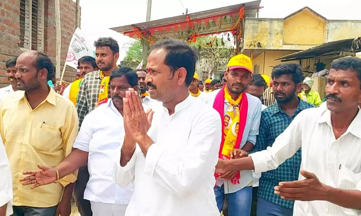 Kandikunta Venkataprasad gets support at election campaign in Gandlapenta mandal