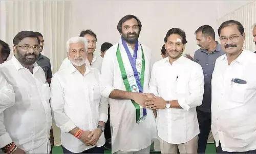 Senior JSP leader Manukranth Reddy quits party, joins YSRCP