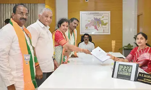 Rajamahendravaram: Purandeswari takes part in huge rally, files nomination