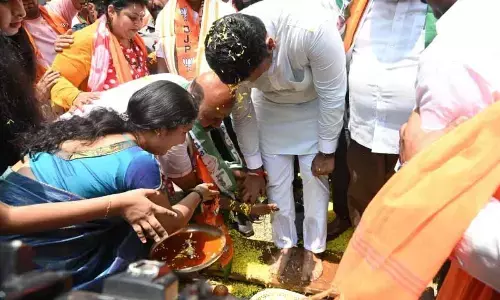 Voters perform ‘Pada Pooja’ of BJP’s Yaduveer Wodeyar