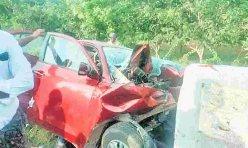 One dies and another injured after car overturns in Motikupalli of Kadiri