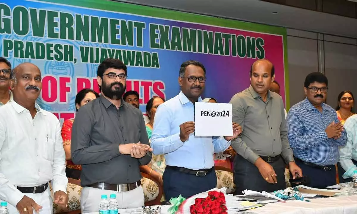 Directrate of Government school  Examinations . commissioner Suresh kumar and  officials Releasing a    SSC public  Examinations. results in Vijayawada on Monday ( Hans photo Ch Venkata Mastan )